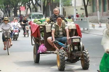 吃瓜群众摆摊视频,吃瓜群众直播摆摊，揭秘市井生活百态