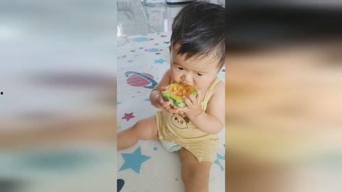 一岁小孩看的吃瓜视频,一岁萌娃欢乐吃瓜时光
