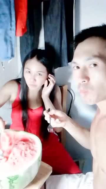 情侣在家吃瓜拍照视频,情侣在家吃瓜拍照，记录温馨日常