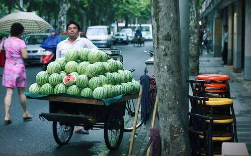 杭州西湖路边吃瓜视频,街头热辣现场直击