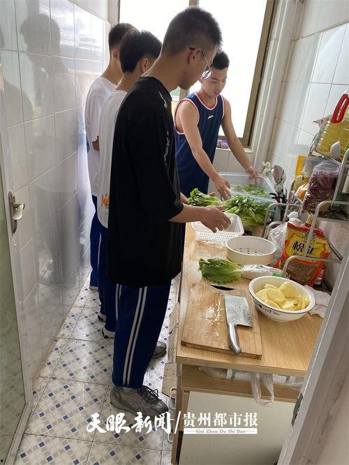 上犹五中老师吃瓜视频,校园生活趣味横生