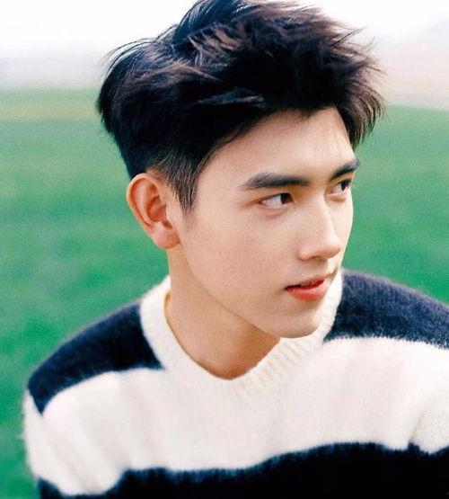 陈飞宇15岁吃瓜视频,揭秘少年成长瞬间