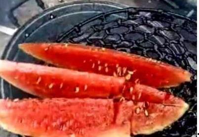 黑瓜能用水煮开吃嘛视频,黑瓜水煮开吃，挑战味蕾极限