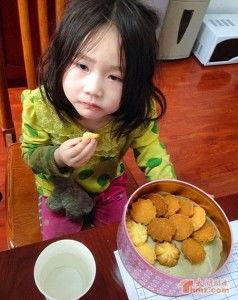 越南小女孩吃瓜事件视频,引发网友热议