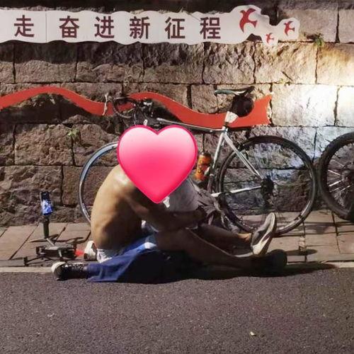 吃瓜现场路人围观视频,吃瓜群众围观，一幕幕精彩瞬间