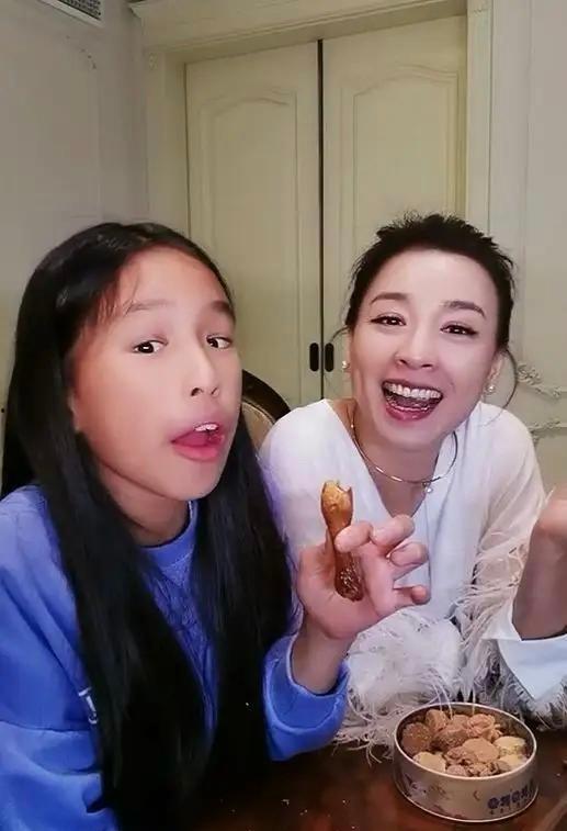 韩小浪和女儿吃瓜图片视频,共享吃瓜时光