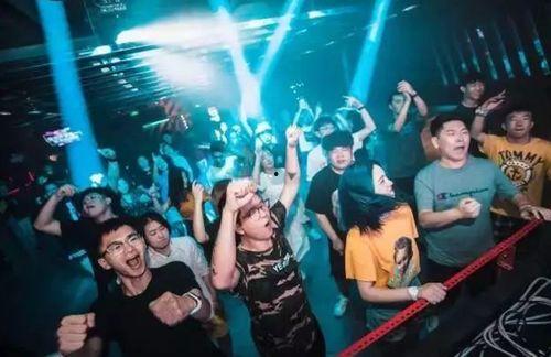 酒吧蹦迪现场摸人吃瓜视频,摸人吃瓜视频引发热议