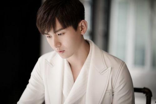 成毅吃瓜可爱视频,萌态十足引网友热议