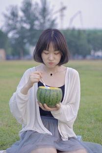 女生夏天吃瓜的视频,女生吃瓜视频，解锁夏日消暑新姿势
