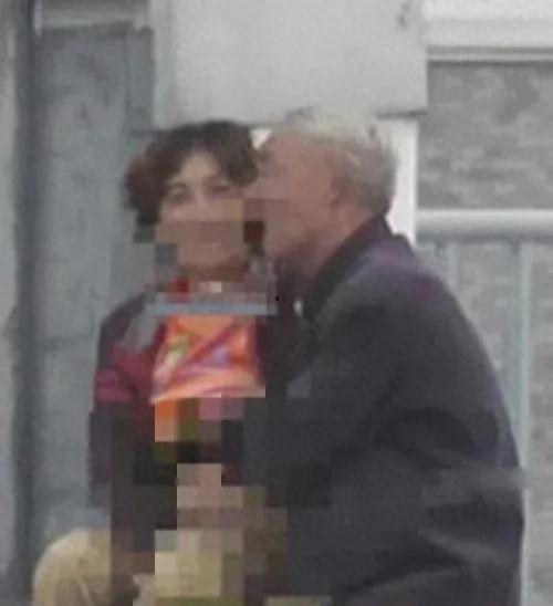 大爷吵架大妈吃瓜视频,大爷大妈吵架，吃瓜群众现场直播