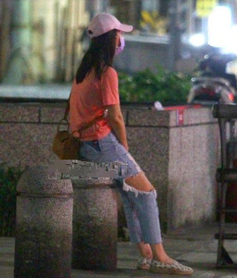 韩国吵架路人吃瓜视频,路人围观成“吃瓜群众”现场直击