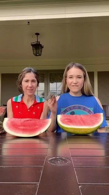 四人互相吃瓜视频,揭秘娱乐圈幕后风云