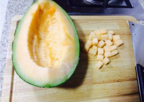 哈密瓜咋吃不脏手呢视频,告别手脏烦恼的秘诀