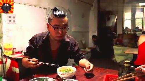 男生拼桌吃瓜视频,男生拼桌吃瓜，揭秘校园生活趣味瞬间