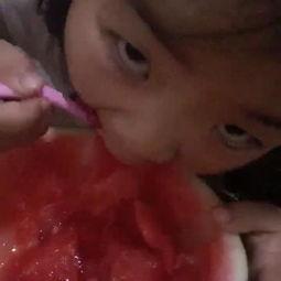 骂小孩吃瓜视频,网络暴力下的儿童吃瓜视频引发热议