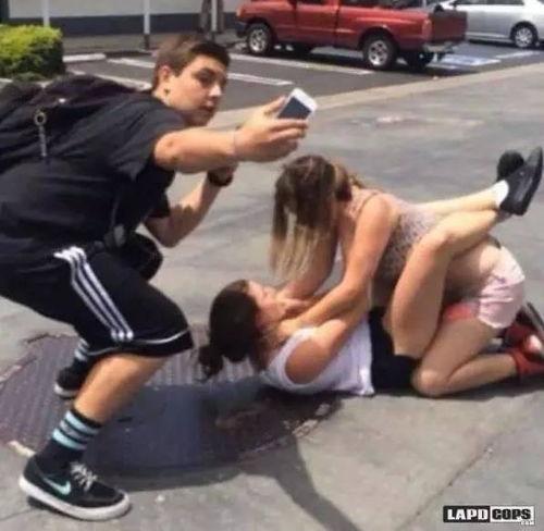 男友打架女友吃瓜视频,男友打架女友吃瓜，现场视频引发热议