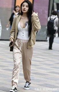 街拍美女纹身吃瓜视频大全,纹身美女与吃瓜瞬间，捕捉都市潮流瞬间