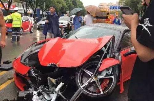 法拉利撞人吃大瓜视频,豪车瞬间变“吃瓜现场”