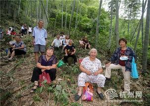 溪边吃瓜视频,夏日悠闲时光